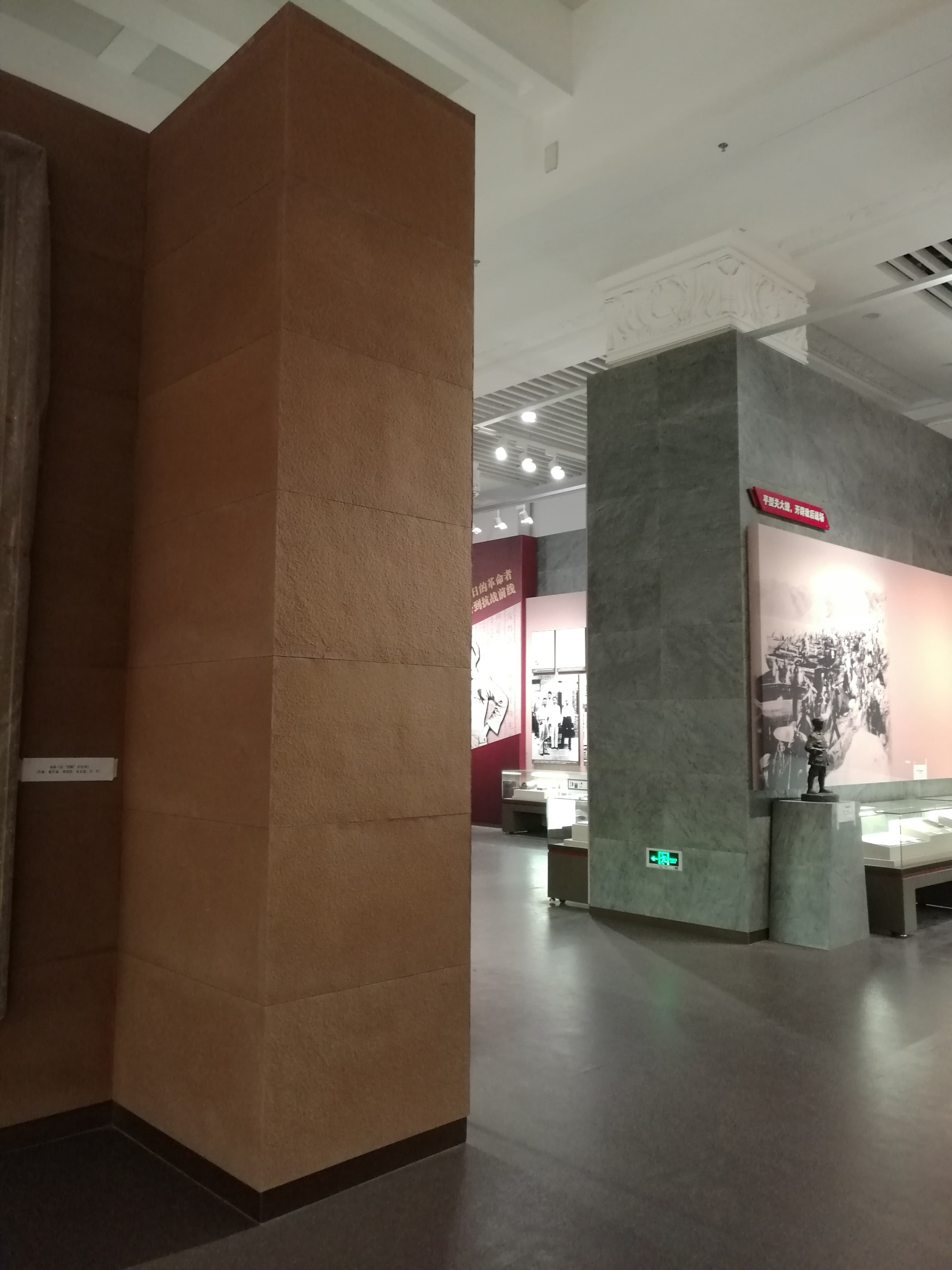 砂岩肌理系列公共空間柱體完整應用照|Sandstone Texture Series public interior columns
