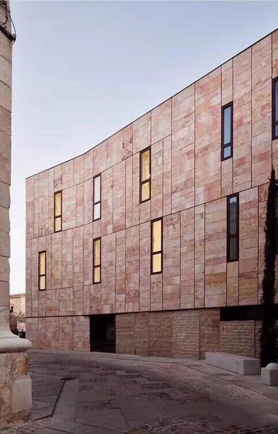 砂岩曲面立面|Curved sandstone façade
