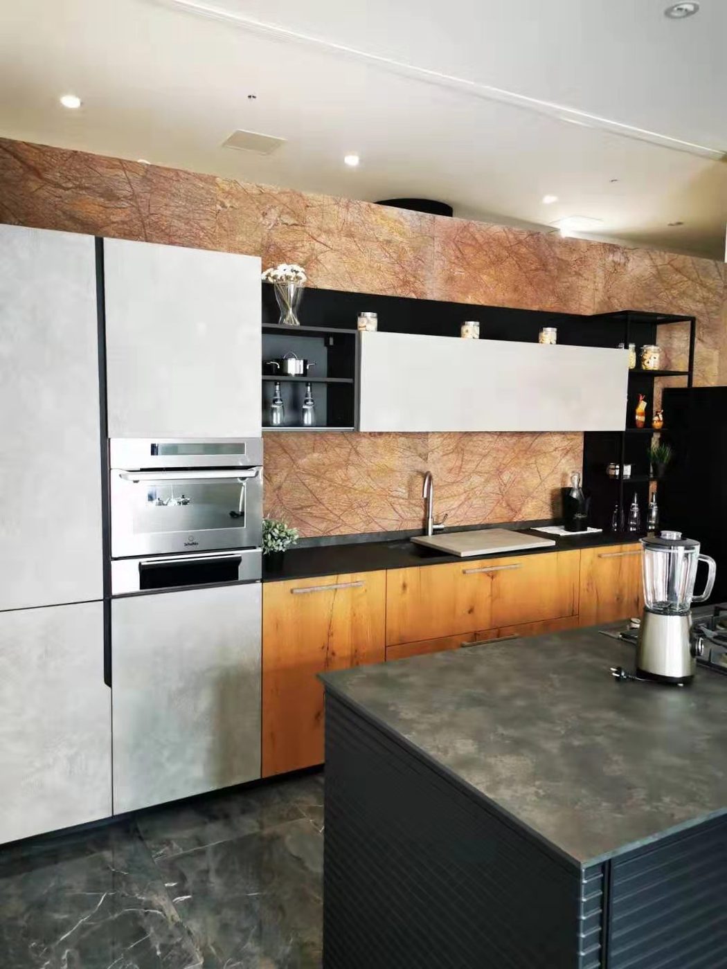 廚房石材背牆|Kitchen stone backsplash
