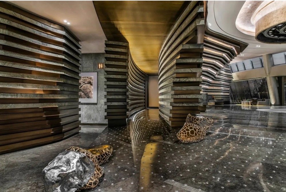 上海深坑酒店公設的天然石材曲面與金屬層疊空間 / Layered natural stone and metal interior at Shanghai Quarry Hotel