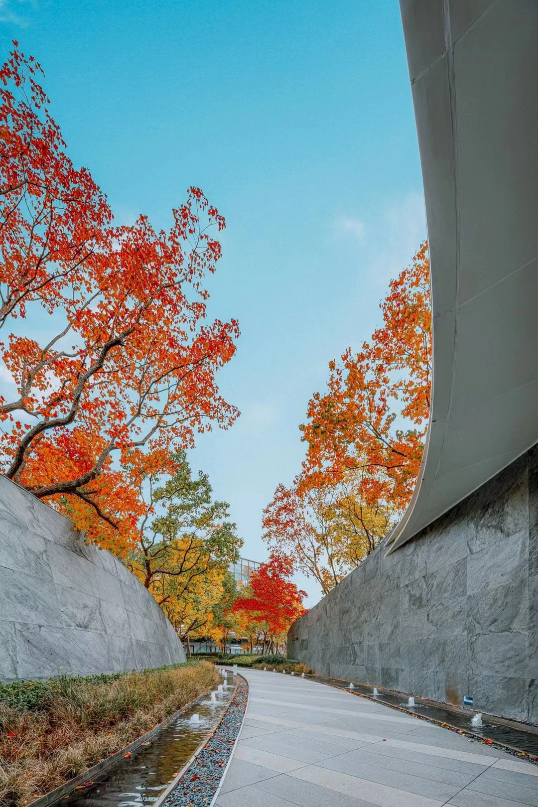 Outdoor façade application using lightweight stone systems